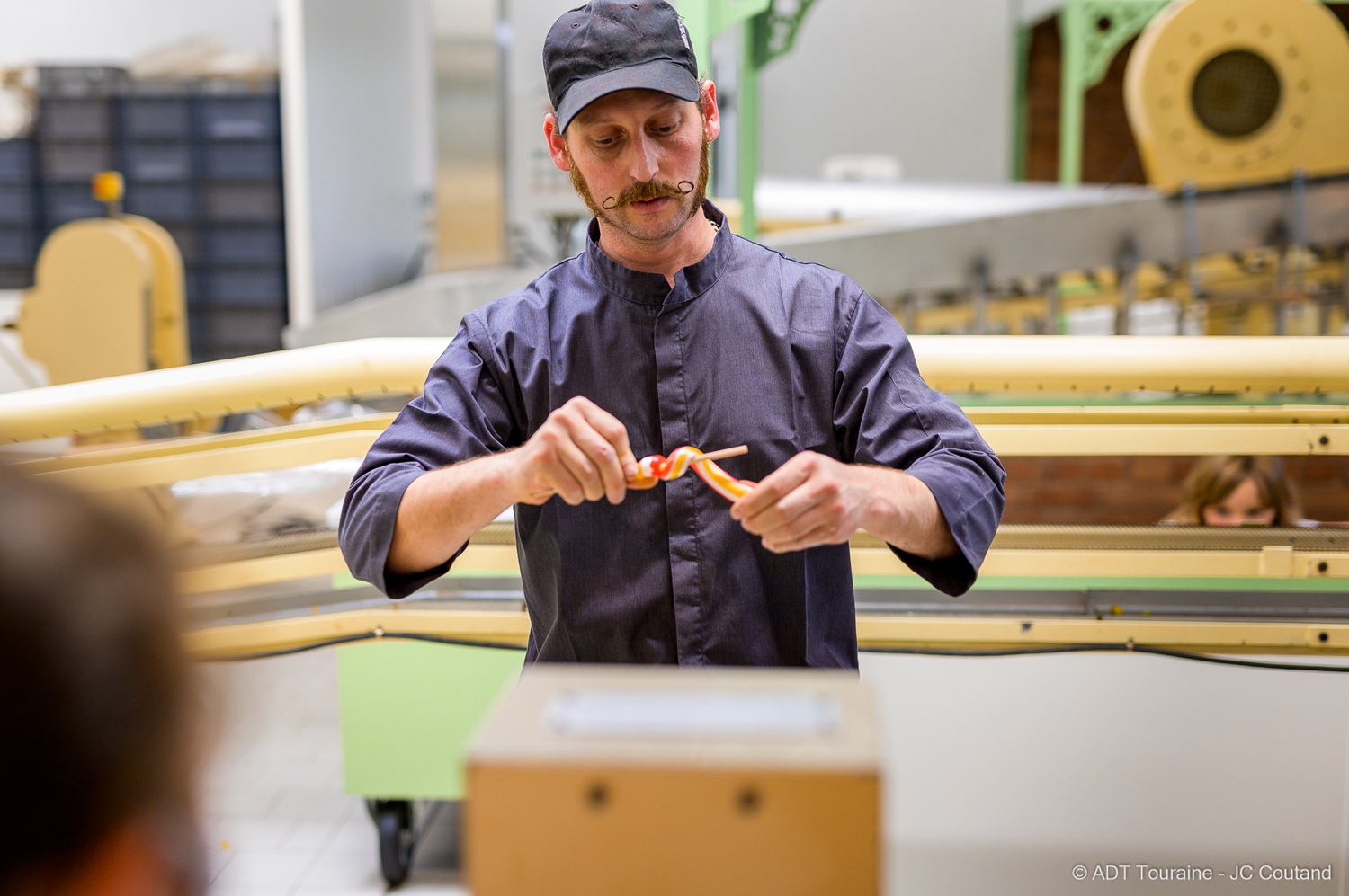 Séjour original à Amboise : Nicolas Viollet propriétaire du conservatoire de la Confiserie d’Amboise.