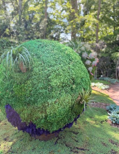 Séjour original à Chaumont sur Loire : kokedama revêtu d’une mousse aux reflets vert-bleu par l’artiste et réalisatrice Momoko Seto (festival international des jardins – Chaumont sur Loire)