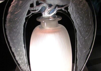 Voyage familial en Alsace : lampe flamboyante signée Lalique en verre blanc soufflé-moulé (1920) – Musée Wingen-Sur-Moder