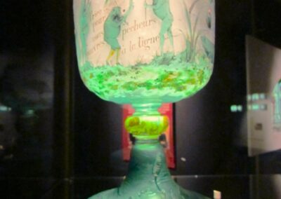 Voyage thématique sur mesure en Alsace : coupe sur pied en verre doublé au musée Lalique (Wingen-Sur-Moder)