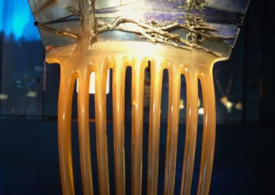 Séminaire original en Alsace : Peigne sur lequel figure un paysage de montagnes arborées devant un soleil levant en corne blonde (René Lalique)