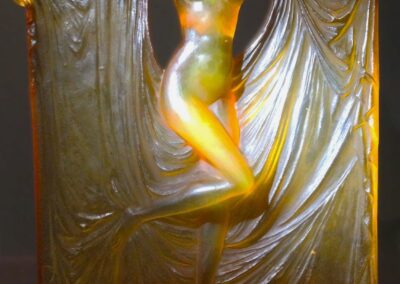 Voyage sur mesure en Alsace : statuette de Suzanne se dévêtant avant de prendre son bain par René Lalique.