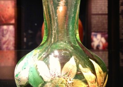 Voyage entre amis en Alsace : petit vase en verre soufflé, de forme bulbeuse à col évasé, réalisé dans un verre légèrement teinté de vert (Musée Lalique)