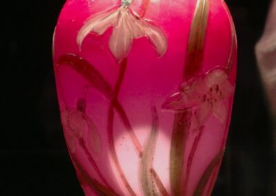 Voyage thématique sur mesure en Alsace : vase en verre soufflé multicouche, de forme ovoïde à col court. (Musée Lalique)