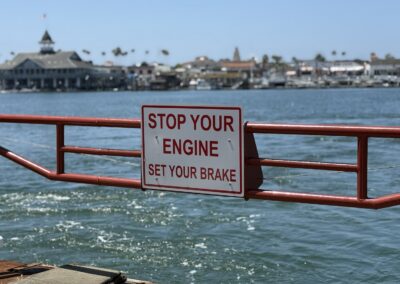 Learning-trip en Californie : Panneau « arrêtez votre moteur » sur le ferry qui permet de passer entre l’île de Balboa et sa presqu’île.