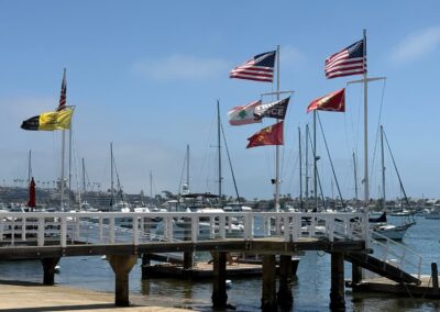Voyage Incentive à Los Angeles : drapeaux sur ponton privé (île de Balboa)