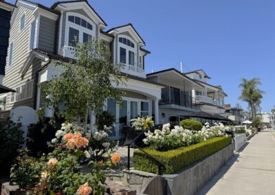 Voyage hors des sentiers battus en Californie : maisons de style « Cape Cod » depuis le sentier pédestre de North Bay front (île de Balboa)