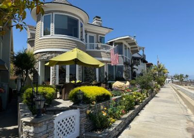 Voyage exclusif entre amis en Californie : villa de l’île de Balboa avec ses larges baies vitrées.