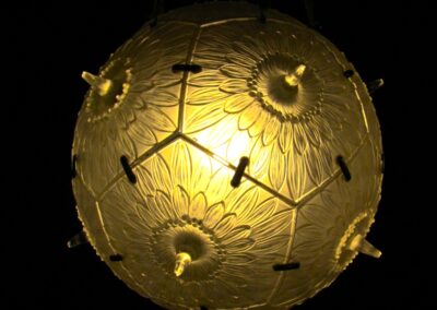 Voyage familial en Alsace : Le lustre Passiflore, composé de douze plaques pentagonales (René Lalique - Wingen-Sur-Moder)