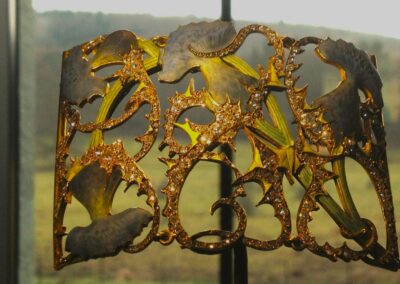 Séminaire original en Alsace : Plaque de collier de chien « Chardons », créée vers 1898-1900 par René Lalique (Wingen-sur-Moder)