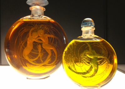 Voyage entre amis en Alsace : flacon de parfum « Deux sirènes » par René Lalique (Musée de Wingen-sur-Moder)