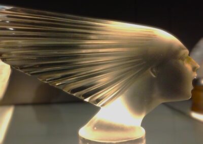 Voyage thématique sur mesure en Alsace : Bouchon de radiateur « Spirit of the wind » (l’esprit du vent). Musée René Lalique - Wingen-sur-Moder)