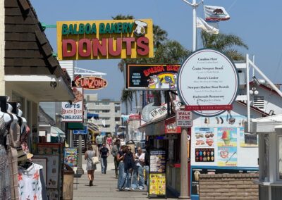 Voyage exclusif entre amis en Californie : rue principale de la « Fun Zone » de la presqu’île de Balboa (Newport Beach)