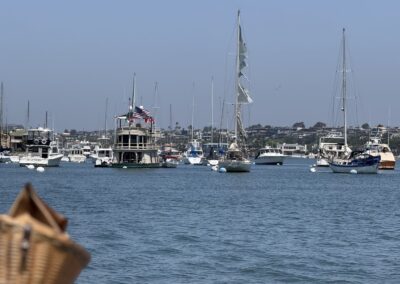 Voyage sur mesure en Californie : Baie de Newport Beach avec ses voiliers et yachts.