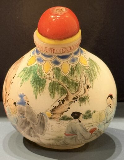 Voyage Incentive à Los Angeles : flacon à priser (dynastie Qing). On attribue à l'empereur Kangxi (r. 1661–1722) la création des flacons à priser portatifs vers la fin du XVIIe siècle. Musée Bowers – Santa Ana.