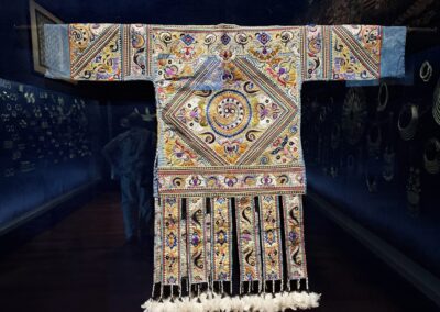 Visite hors des sentiers battus en Californie : « Manteau des cent oiseaux » (« Hundred-Bird Coat »), vêtement cérémoniel - Musée Bowers – Santa Ana.