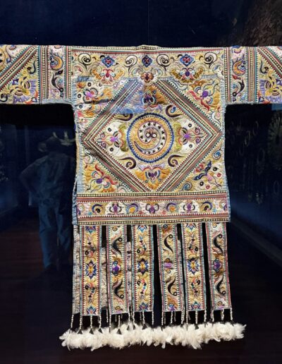 Visite hors des sentiers battus en Californie : « Manteau des cent oiseaux » (« Hundred-Bird Coat »), vêtement cérémoniel - Musée Bowers – Santa Ana.