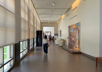 Voyage exclusif entre amis en Californie : couloir de circulation de l'aile Kennedy (Kennedy Wing) du Musée Bowers – Santa Ana.