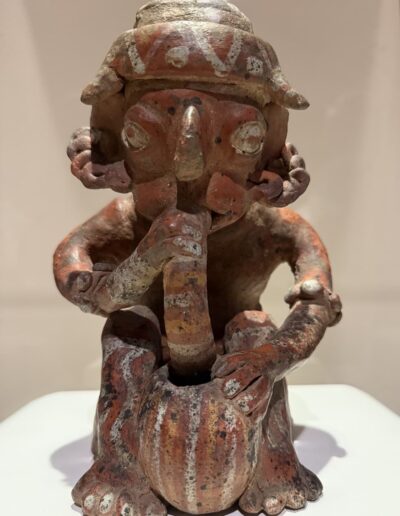 Voyage thématique sur l’art en Californie : Personnage avec tube et jarre ((style « Ixtlán del Río ». Ouest du Mexique). Musée Bowers – Santa Ana.