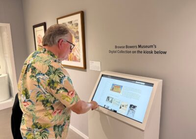 Voyage thématique en Californie : Eric Wells, conférencier, devant l’un des écrans interactifs du Musée Bowers (Santa Ana)