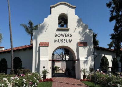 Voyage sur mesure en Californie : façade du musée Bowers, d’architecture du style « Mission Revival » (Mission espagnole)