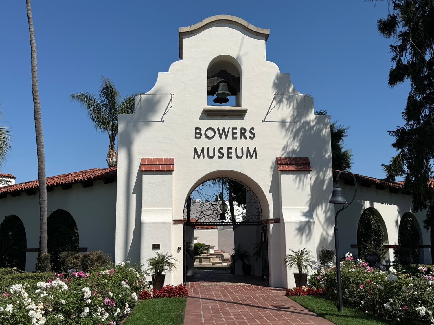 Voyage sur mesure en Californie : façade du musée Bowers, d’architecture du style « Mission Revival » (Mission espagnole)