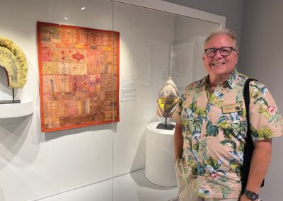 Visite hors des sentiers battus en Californie : Eric Wells, conférencier, devant une couette « Quilt » de la tradition des ralli (Musée Bowers- Santa Ana)