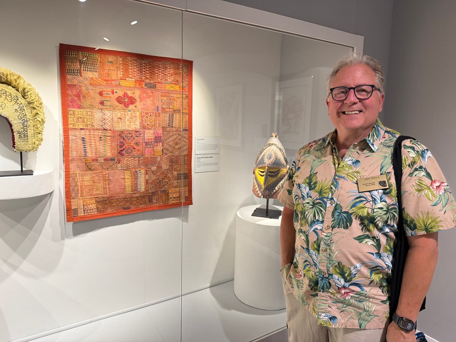 Visite hors des sentiers battus en Californie : Eric Wells, conférencier, devant une couette « Quilt » de la tradition des ralli (Musée Bowers- Santa Ana)