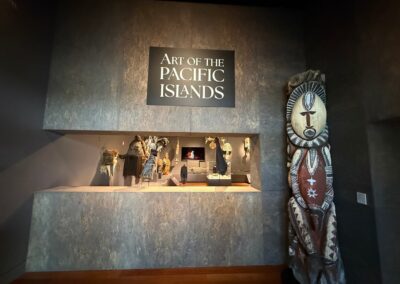Voyage sur mesure en Californie : Entrée de la section des « arts des îles du Pacifique ». Musée Bowers (Santa Ana).