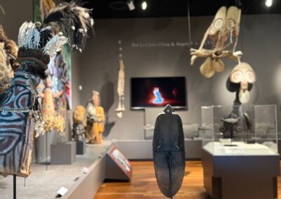 Learning-trip en Californie : Intérieur de la collection « Les arts des îles du Pacifique ». Musée Bowers - Santa Ana.