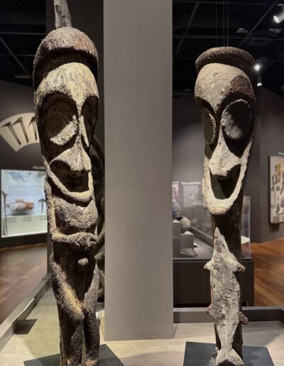 Voyage thématique en Californie : Statues de grade (Île d'Ambrym) de la collection « Les arts des îles du Pacifique ». Racines de fougère arborescente, ocre et peinture (Musée Bowers).