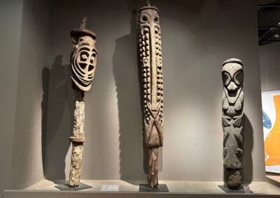Learning-trip original en Californie : 3 Statues de grade (Îles Banks) de la collection « Les arts des îles du Pacifique ». (Musée Bowers).
