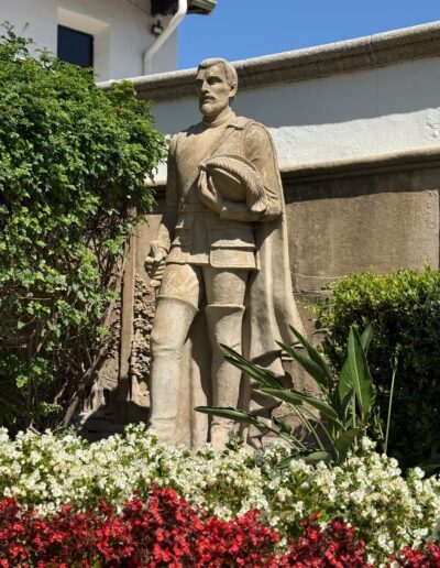 Learning-trip en Californie : Statue de Juan Rodríguez Cabrillo (1932) au Musée Bowers par la sculptrice Ada May Sharpless (1899–1988).