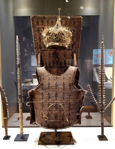 Voyage thématique sur l’art en Californie : Armure du XIXe siècle composée d’un casque et d’une armure de style « Kiribati (Musée Bowers).