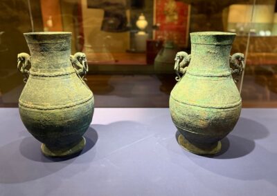 Voyage culturel sur mesure à Los Angeles : Paire de vases à vin (Hu) de la période de la dynastie des Zhou orientaux (770 av. J.-C. – 256 av. J.-C.) - Musée Bowers.