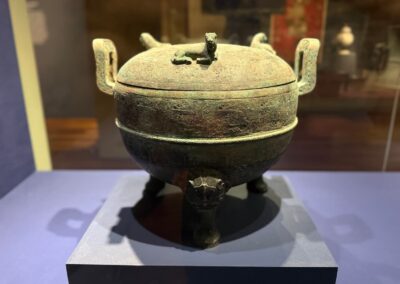 Voyage Incentive à Los Angeles : Chaudron à couvercle (Ding) de la période de la dynastie des Zhou orientaux (770 av. J.-C. – 256 av. J.-C.) - Musée Bowers.