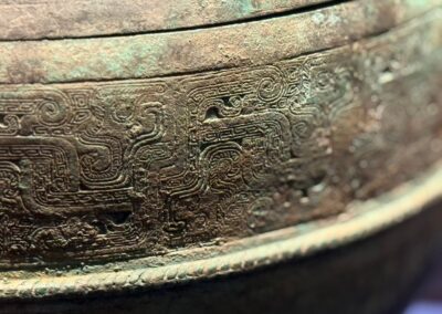 Visite hors des sentiers battus en Californie : Détails de ciselage d’un chaudron à couvercle (Ding) - Musée Bowers.