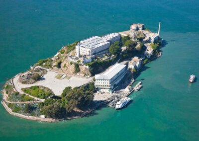 Voyage exclusif entre amis à San Francisco : vue aérienne de l'île d'Alcatraz, décor du jeu d'évasion grandeur nature. Titre : Alcatraz, terrain de jeu de l'évasion grandeur nature.