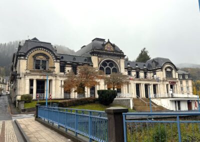 Séjour familial en Auvergne : Façade monumentale du Casino de La Bourboule, architecture Belle Époque en pierre claire avec décors mosaïqués.