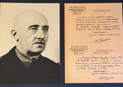 Escapade entre amis en Auvergne : Panneau commémoratif dédié à Raymond Rozier, mort pour la France, avec portrait en noir et blanc et attestations militaires de Clermont-Ferrand.