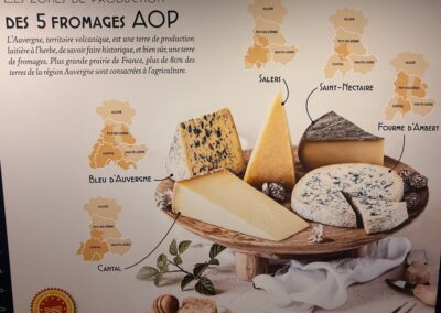 Séjour gastronomique en Auvergne : Panneau explicatif présentant les 5 fromages AOP d'Auvergne (Salers, Saint-Nectaire, Fourme d'Ambert, Bleu d'Auvergne, Cantal) avec cartes des zones de production (Maison Rozier).