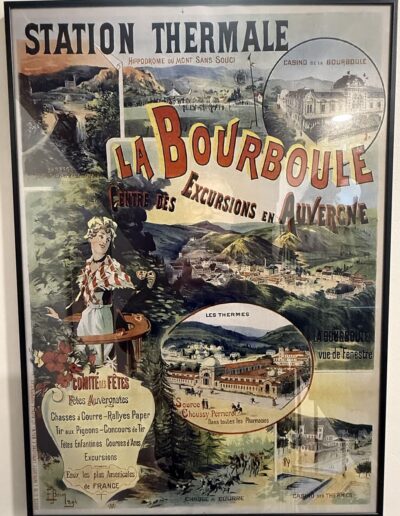 Séjour familial en Auvergne : Affiche publicitaire ancienne encadrée "Station Thermale La Bourboule, centre des excursions en Auvergne", avec illustrations du casino, des thermes et d'une Auvergnate en costume traditionnel.