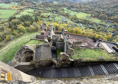 Séminaire original en Auvergne : Vue aérienne des remparts et de la cour intérieure du château de Murol.