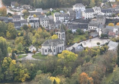 Séminaire original en Auvergne : Vue rapprochée du village de Murol avec son église et ses maisons anciennes.