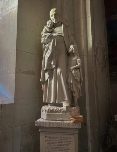 Weekend sur mesure en Touraine : Statue de Saint Vincent de Paul entouré de deux enfants dans l'église Notre-Dame de Richelieu.