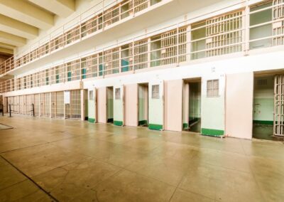 Visite hors des sentiers battus à San Francisco : Couloir de cellules du pénitencier d'Alcatraz, cadre de l'évasion organisée par Aubert Ermisse.