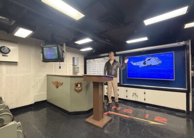 Voyage exclusif entre amis en Californie : Salle de briefing de l'escadron d'hélicoptères « HS-12 » à bord de l'USS Midway (San Diego).
