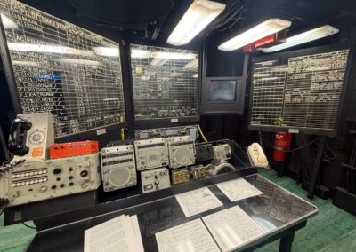 Voyage sur mesure en Californie : Poste des opérations aériennes de l'USS Midway avec tableaux de suivi des vols, radios et téléphones de bord utilisés pour coordonner lancements et appontages – USS Midway (San Diego).