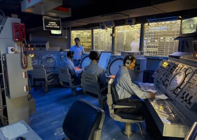 Learning-trip en Californie : « Carrier Air Traffic Control Center » de l'USS Midway avec contrôleurs aériens reconstitués devant des écrans radar (San Diego)