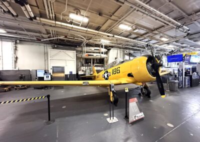 Voyage culturel sur mesure à Los Angeles : « North American SNJ-5 Texan » jaune (avion d'entraînement militaire), exposé sur l’USS Midway à San Diego.